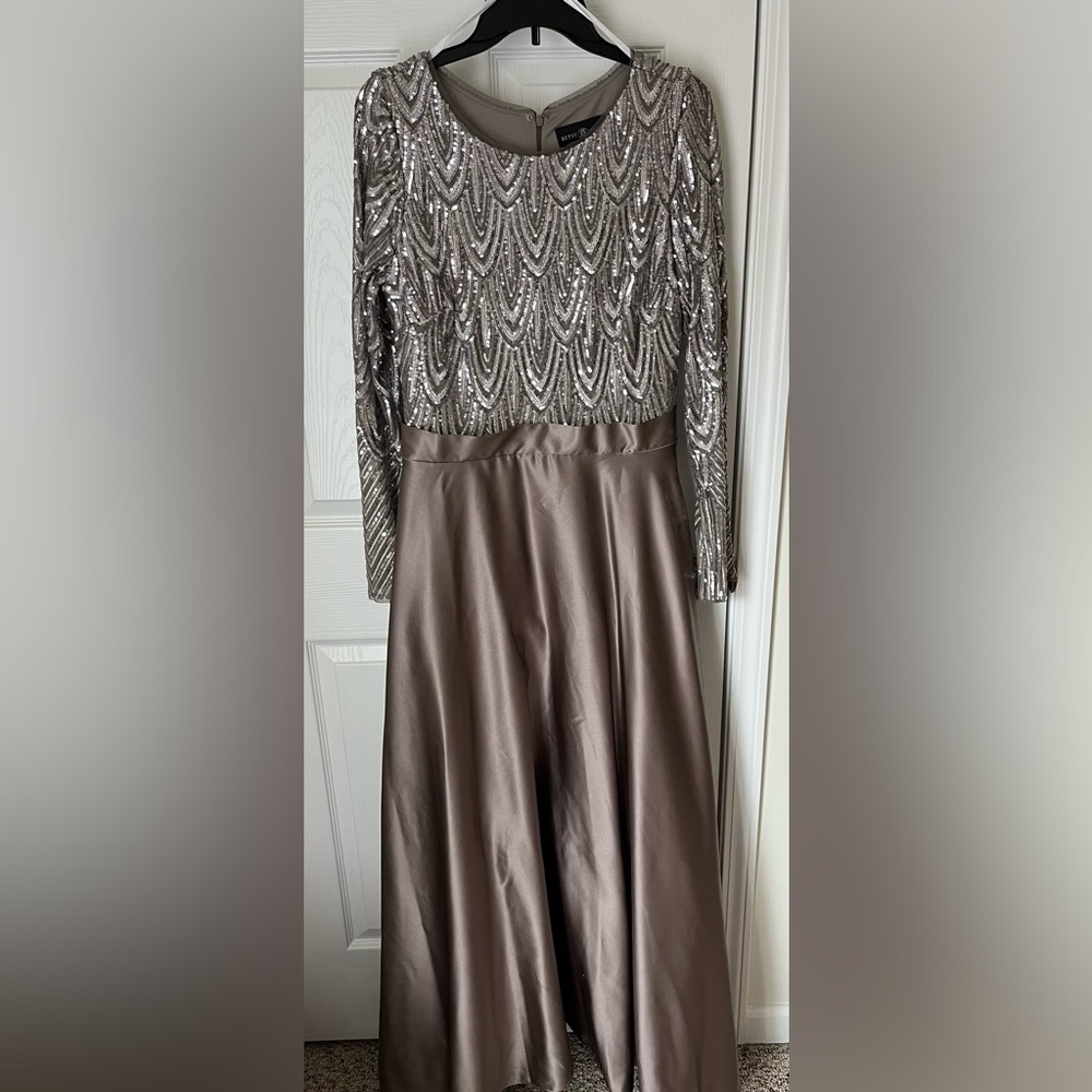 Betsy Adam S12 taupe/silver long sleeve WITH POCKETS 59” shoulder-floor worn1x